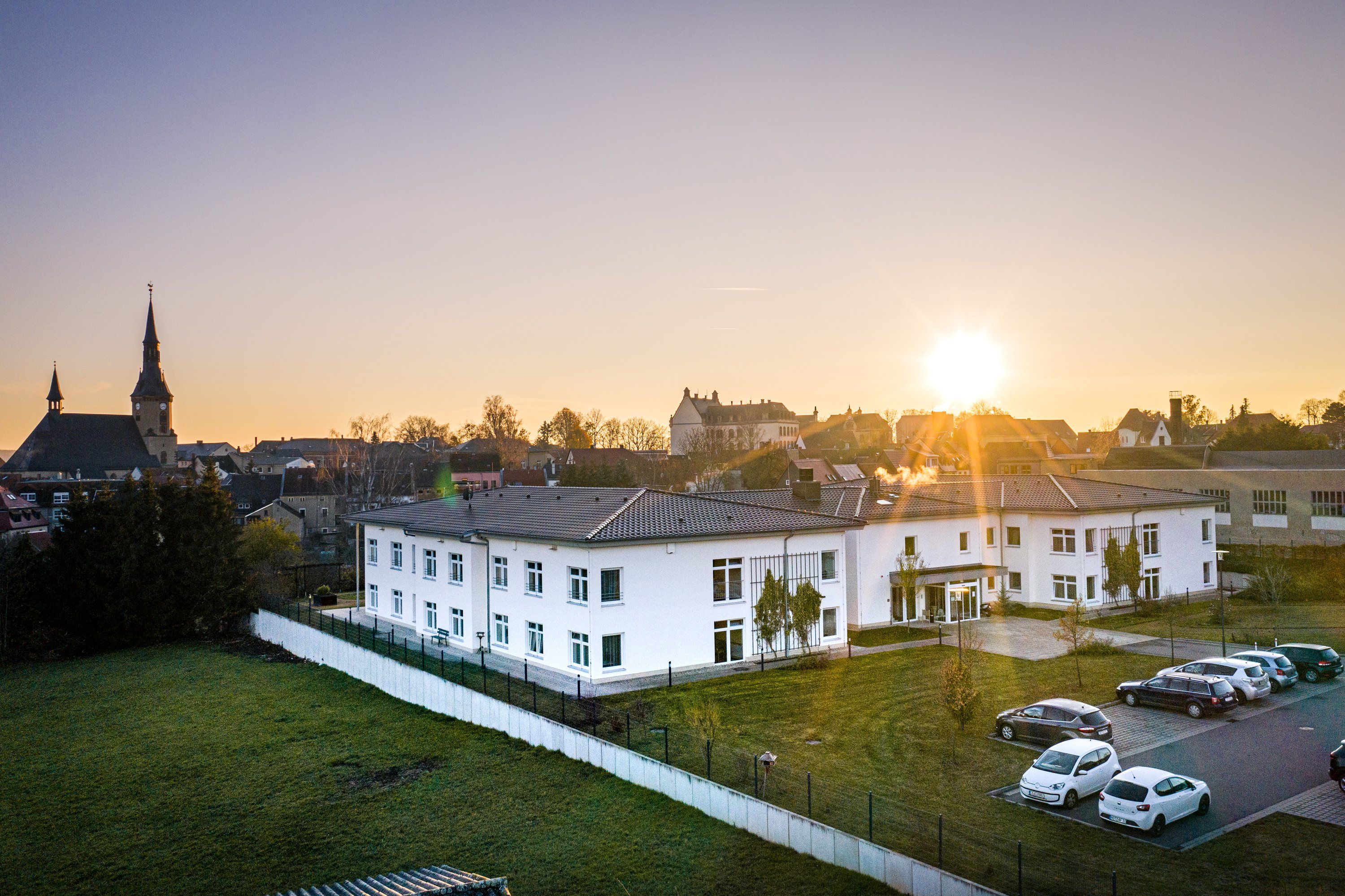Seniorenheim bei Sonnenaufgang, Luftaufnahme