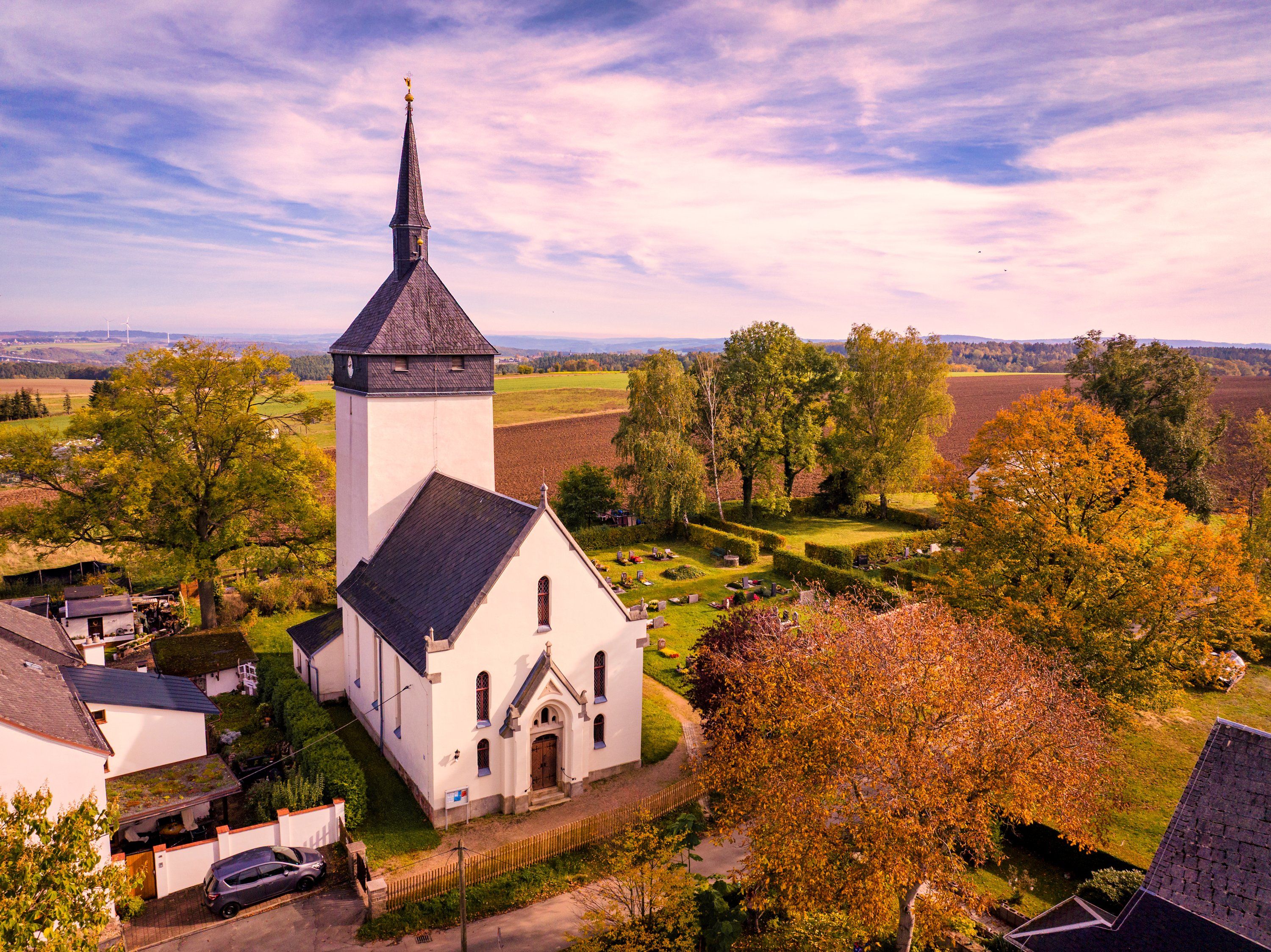 Dorfkirche im Herbst von oben fotografiert