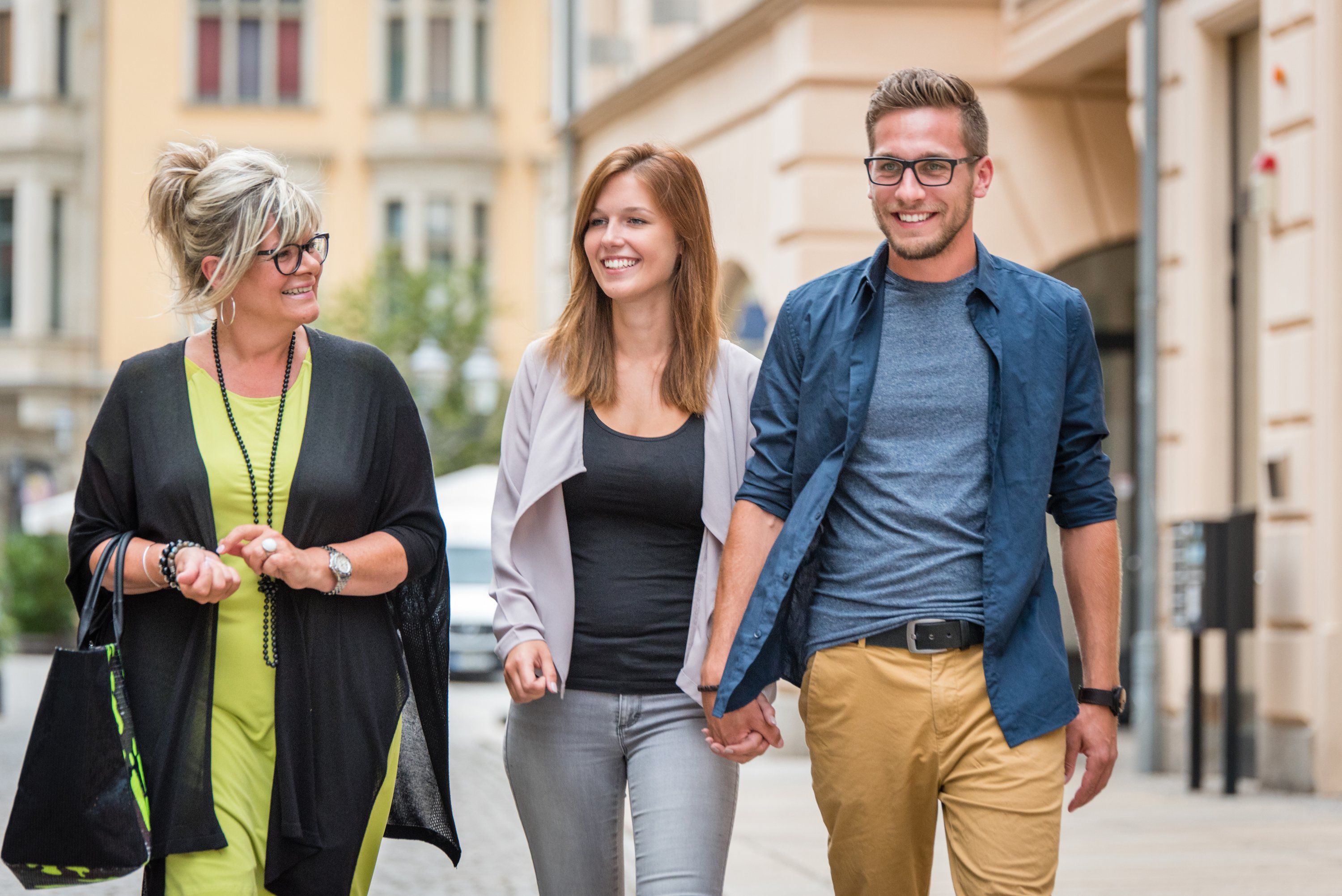 Team geht lachend durch die Innenstadt