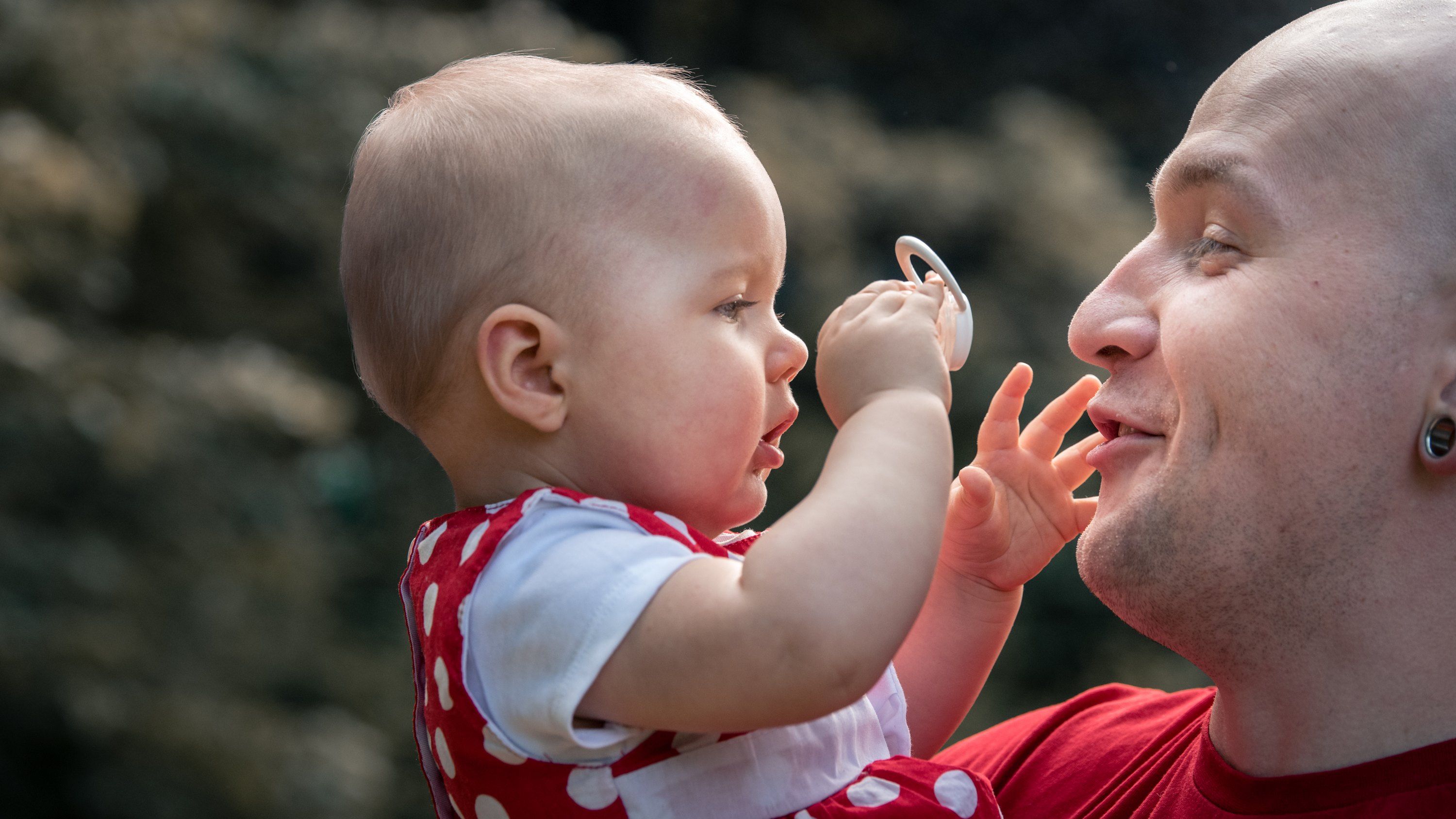 Vater und Baby lachen sich an