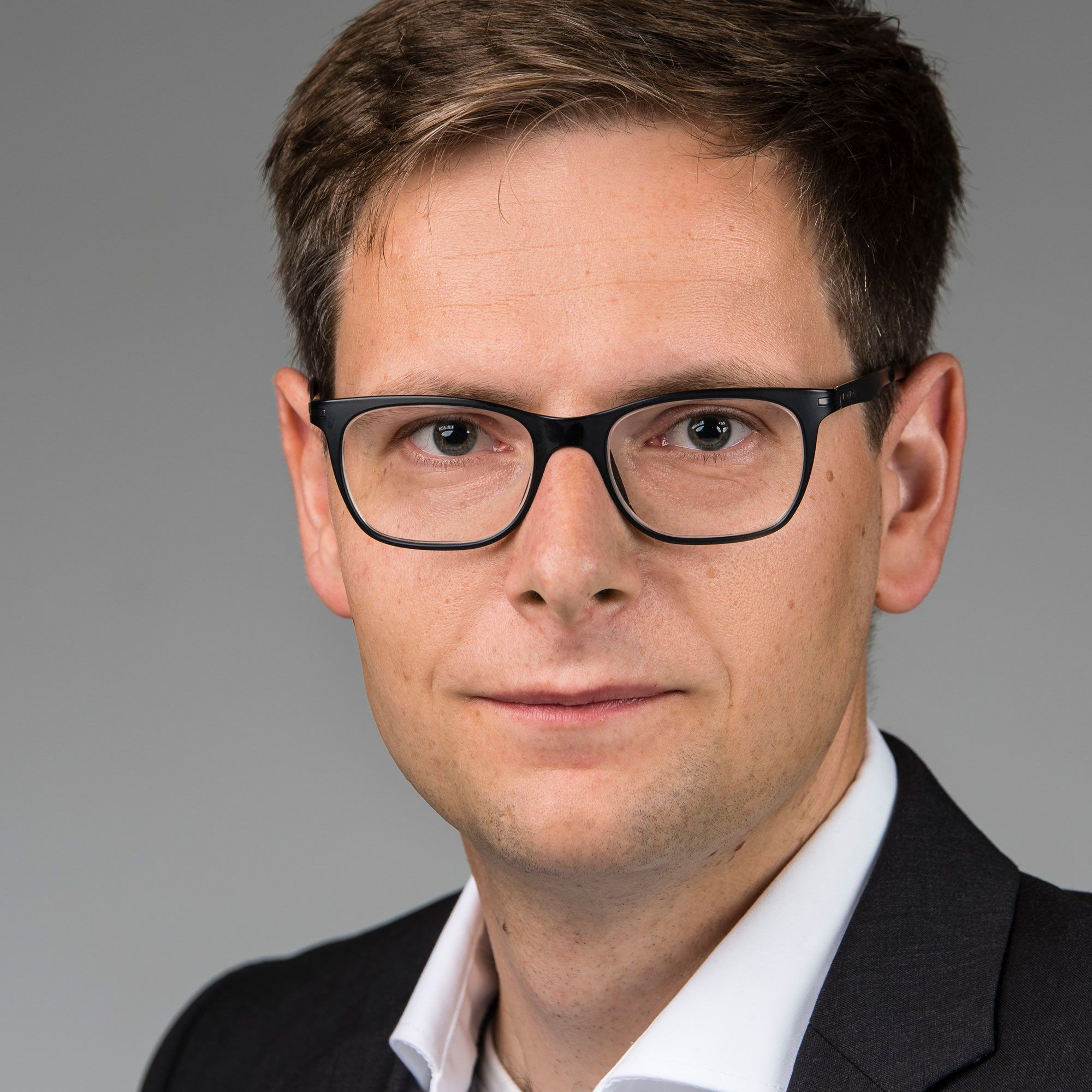 Business-Portrait eines Mannes mit Brille