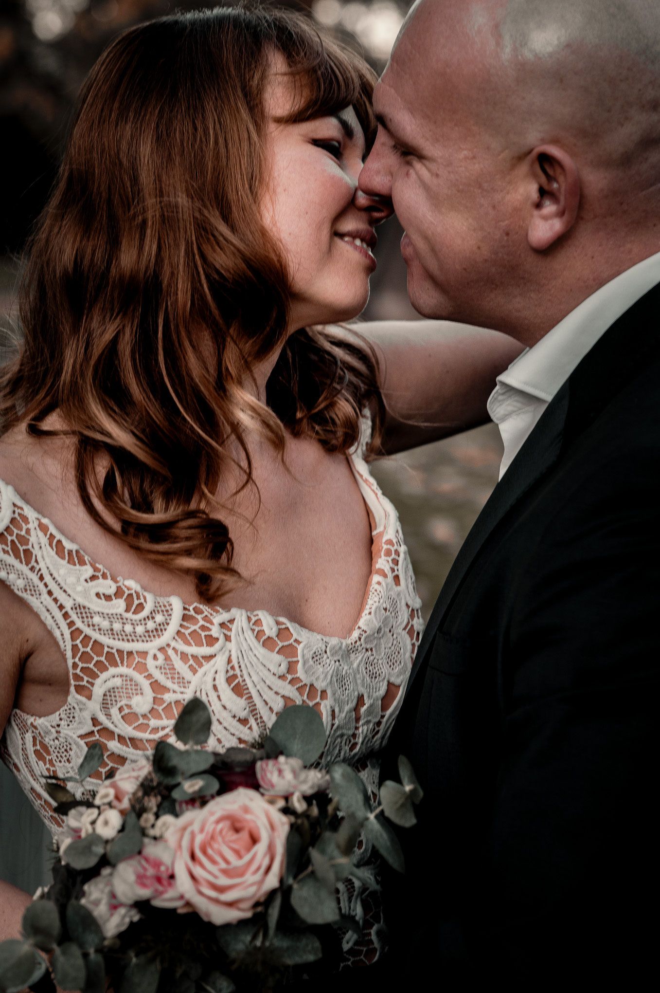 Brautpaar küsst sich innig
