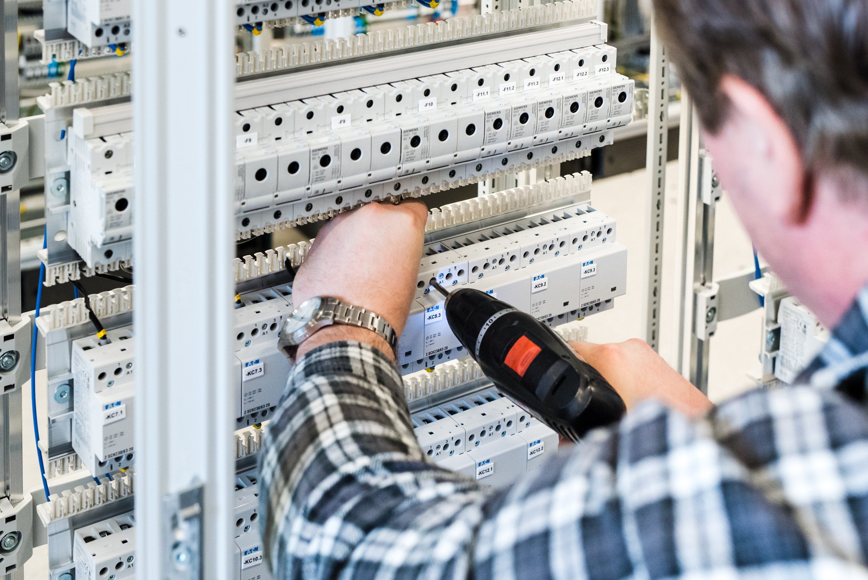 Elektriker verdrahtet einen Schaltschrank