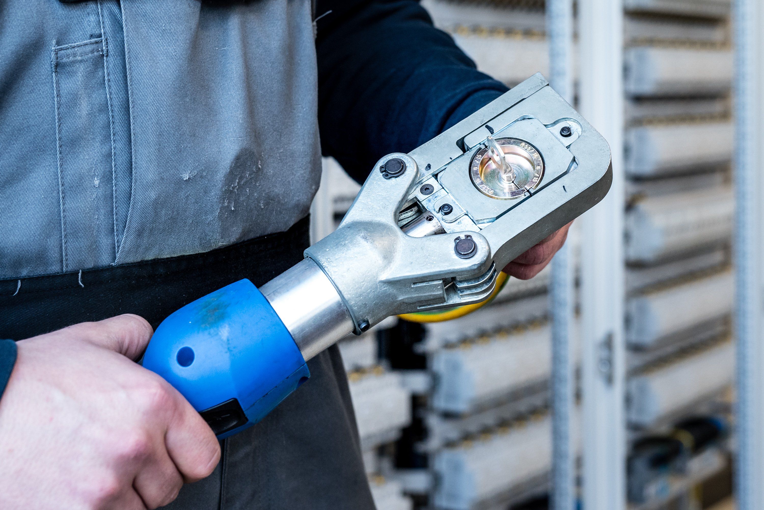Hydraulisches Presswerkzeug im Einsatz